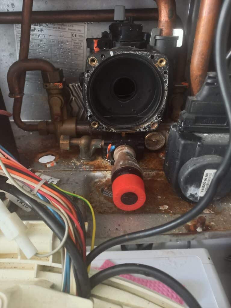 Una caldaia aperta durante una certificazione Siert